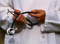 Fotografía de un médico sosteniendo un estetoscopio
