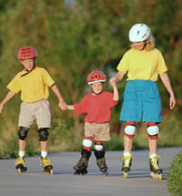 Fotografía de una familia montando patines y usando cascos de protección