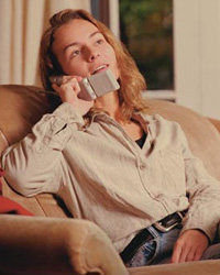 Fotografía de una mujer que está hablando por teléfono