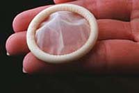 Fotografía de un condón de látex para hombres