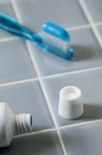 Fotografía de un cepillo de dientes y de un tubo de dentífrico