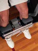Fotografía de un hombre utilizando un instrumento durante una sesión de fisioterapia