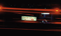 Fotografía del letrero de la sala de emergencias del hospital