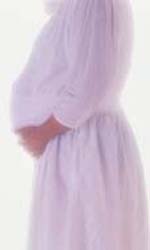 Fotografía de una mujer embarazada acariciando su abdomen
