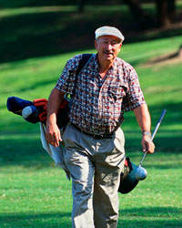 Fotografía de un anciano con sus palos de golf