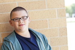 Fotografía de un adolescente con sobrepeso